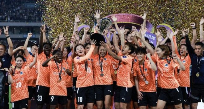 王霜慶祝女足亞冠奪冠：實力見證，榮耀共享。