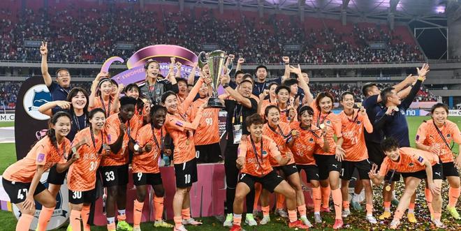 武漢女足主帥：冠軍金高，再攀高峰。