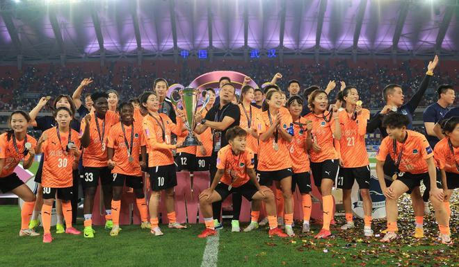 常衛(wèi)魏自豪留亞冠獎(jiǎng)杯武漢，感謝球迷助威