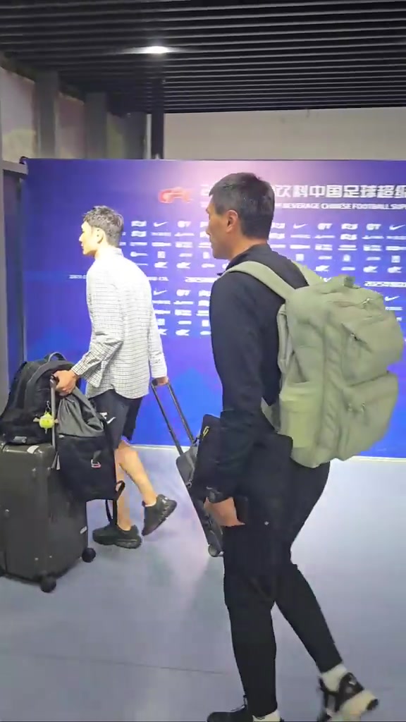 邵佳一楊智遇到區(qū)楚良猜猜三位前國腳會聊啥