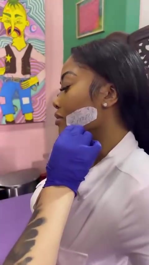 后悔了嗎成人艷星當(dāng)年在臉上紋了錫安名字這科技有點炸裂啊