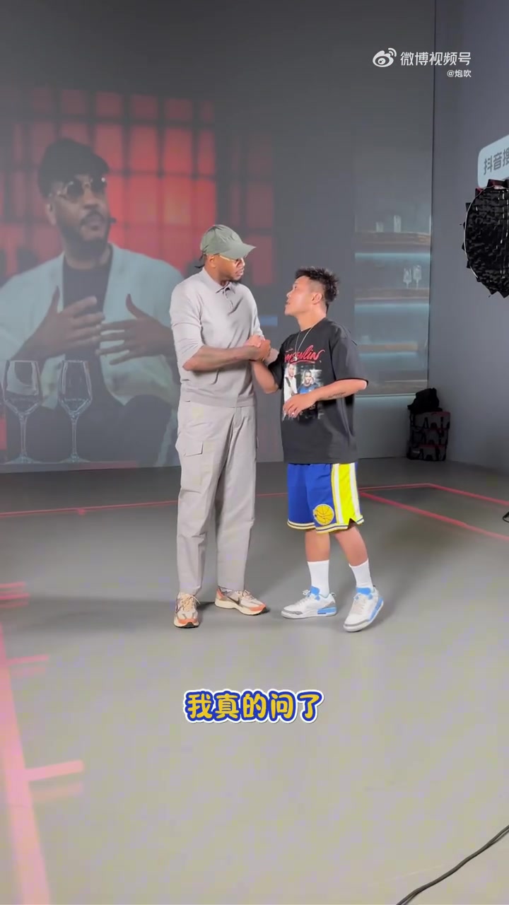 球迷與安東尼合照時(shí)身穿印有保羅和甜瓜的T恤瓜哥這衣服不錯(cuò)