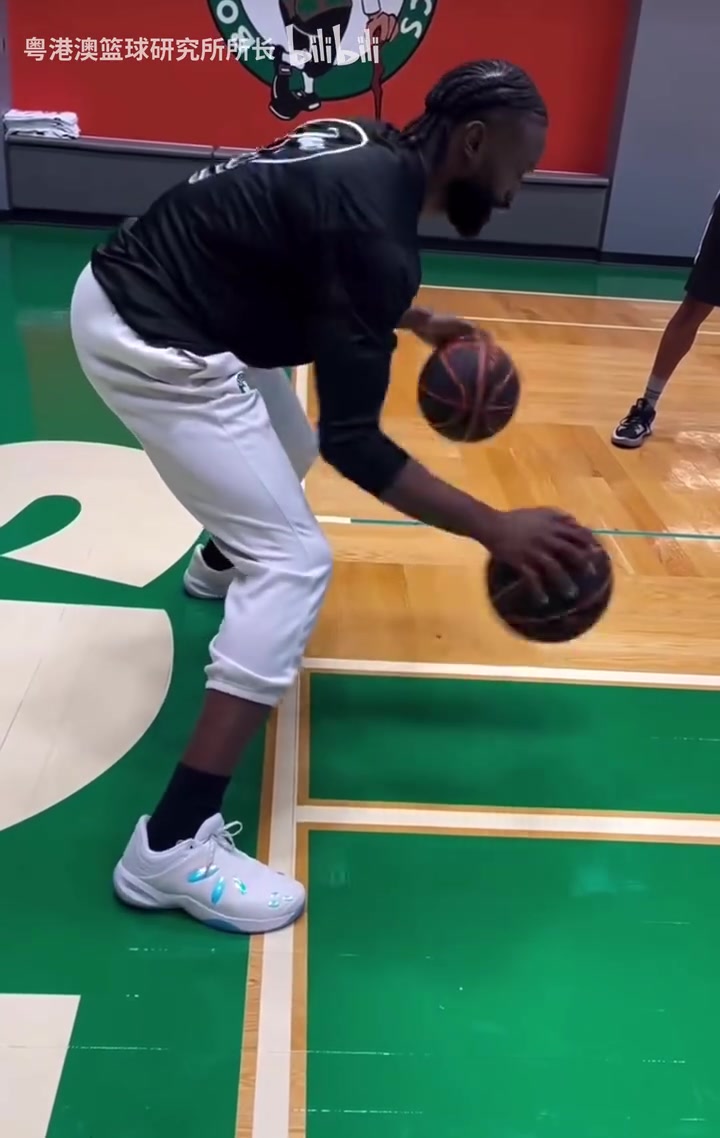 下賽季靠你了杰倫布朗開啟休賽期訓(xùn)練加強(qiáng)控球訓(xùn)練