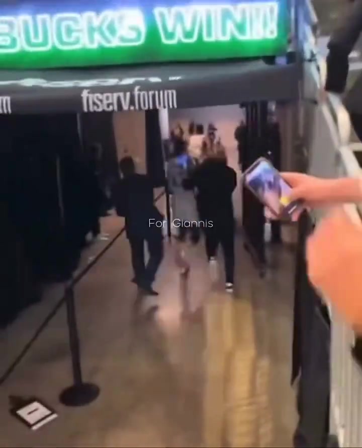 暴怒的字母哥誰能攔住生涯之夜球被對手拿走字母哥暴怒