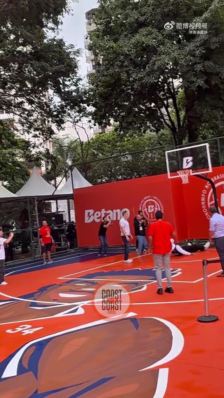 致敬庫里地滑之秀字母哥在野球場要扣籃時居然尷尬滑倒了