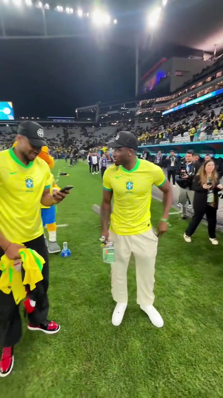 如果字母踢足球來到巴西字母哥當(dāng)然要看一場巴西足球啦