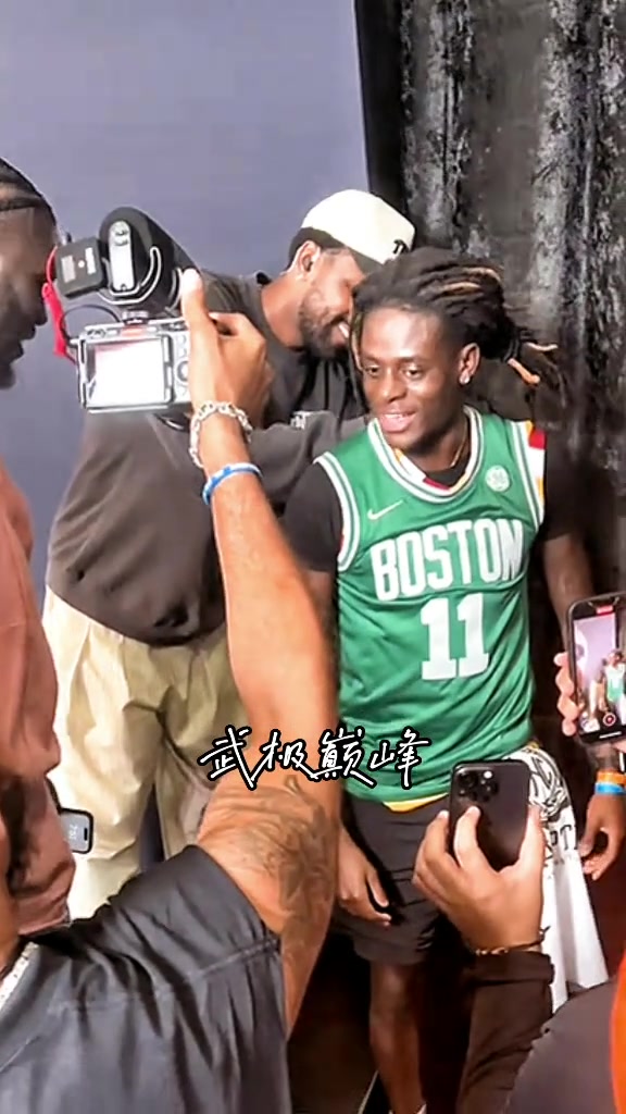 太幸運(yùn)了球迷得到歐文所有球衣簽名