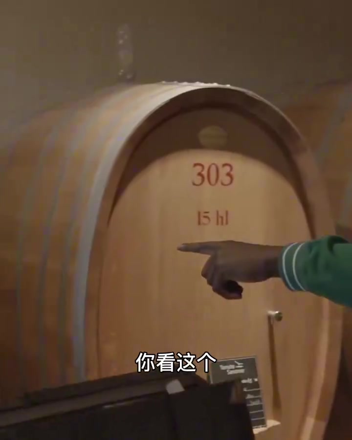吉米和好友去酒莊 不忘給庫里帶一桶給30號 我的控球后衛(wèi)