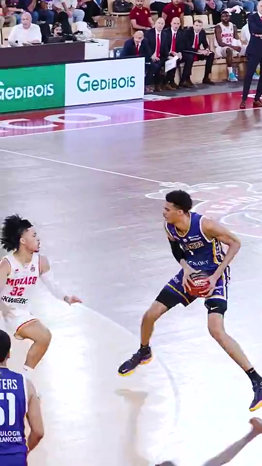 文班當(dāng)年在法甲這操作簡(jiǎn)直夸張剛出手完立馬就閃現(xiàn)籃下補(bǔ)扣