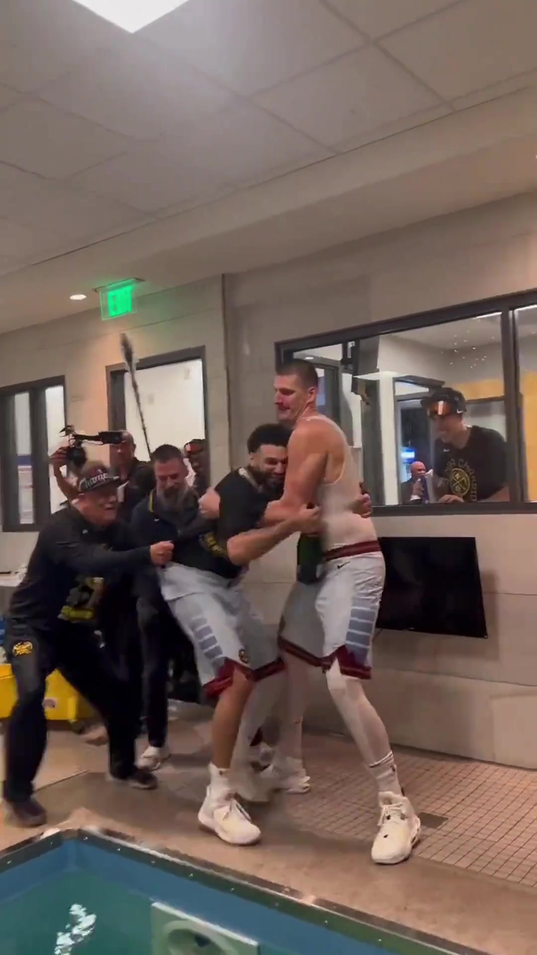 肉眼可見的開心兩年前的今天約老師率隊(duì)奪得總冠軍