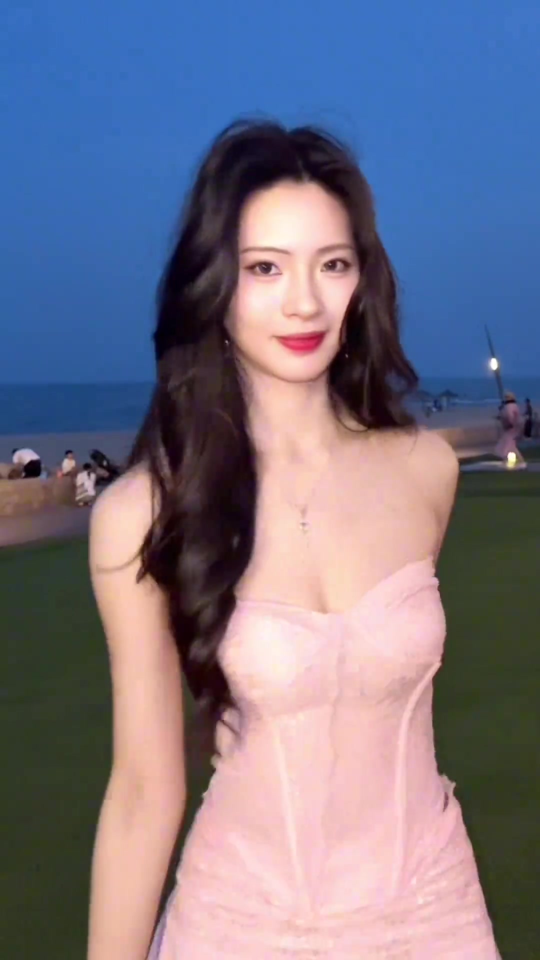 美女登密盼盼一身粉色裙子穿搭現(xiàn)身海邊你喜歡大海 我喜歡浪