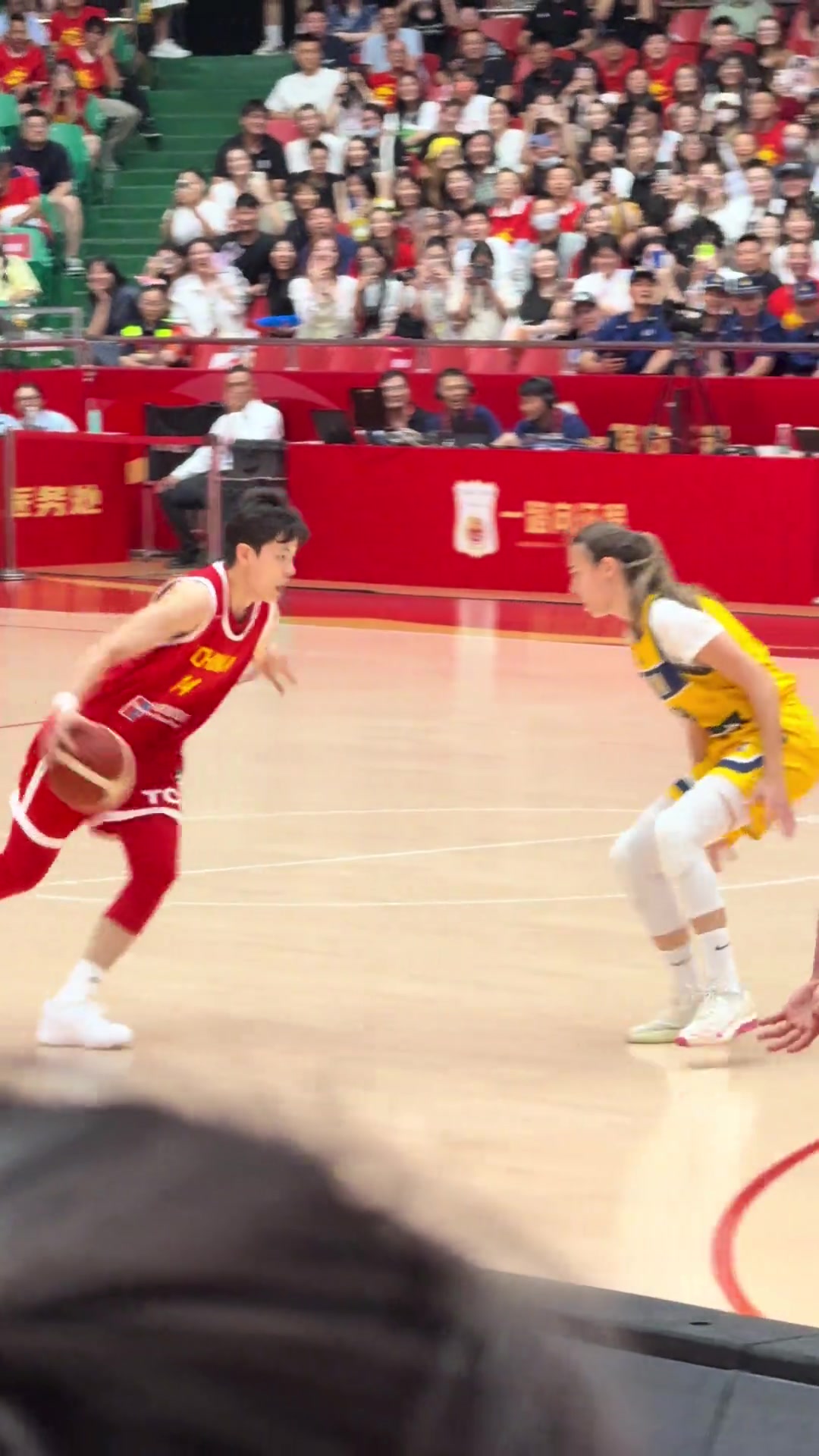 比賽再激烈楊舒予也不忘調(diào)戲一下對手