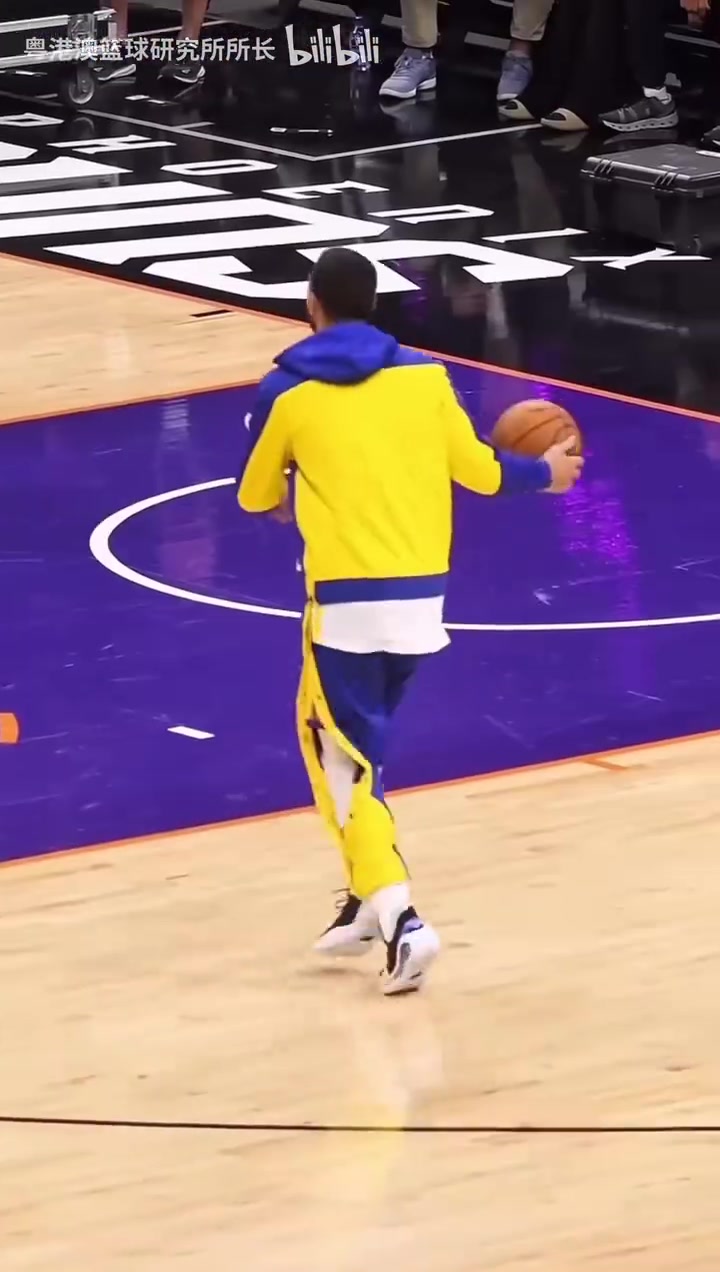 寫意球員們放松狀態(tài)下的熱身動(dòng)作誰的動(dòng)作最有觀賞性