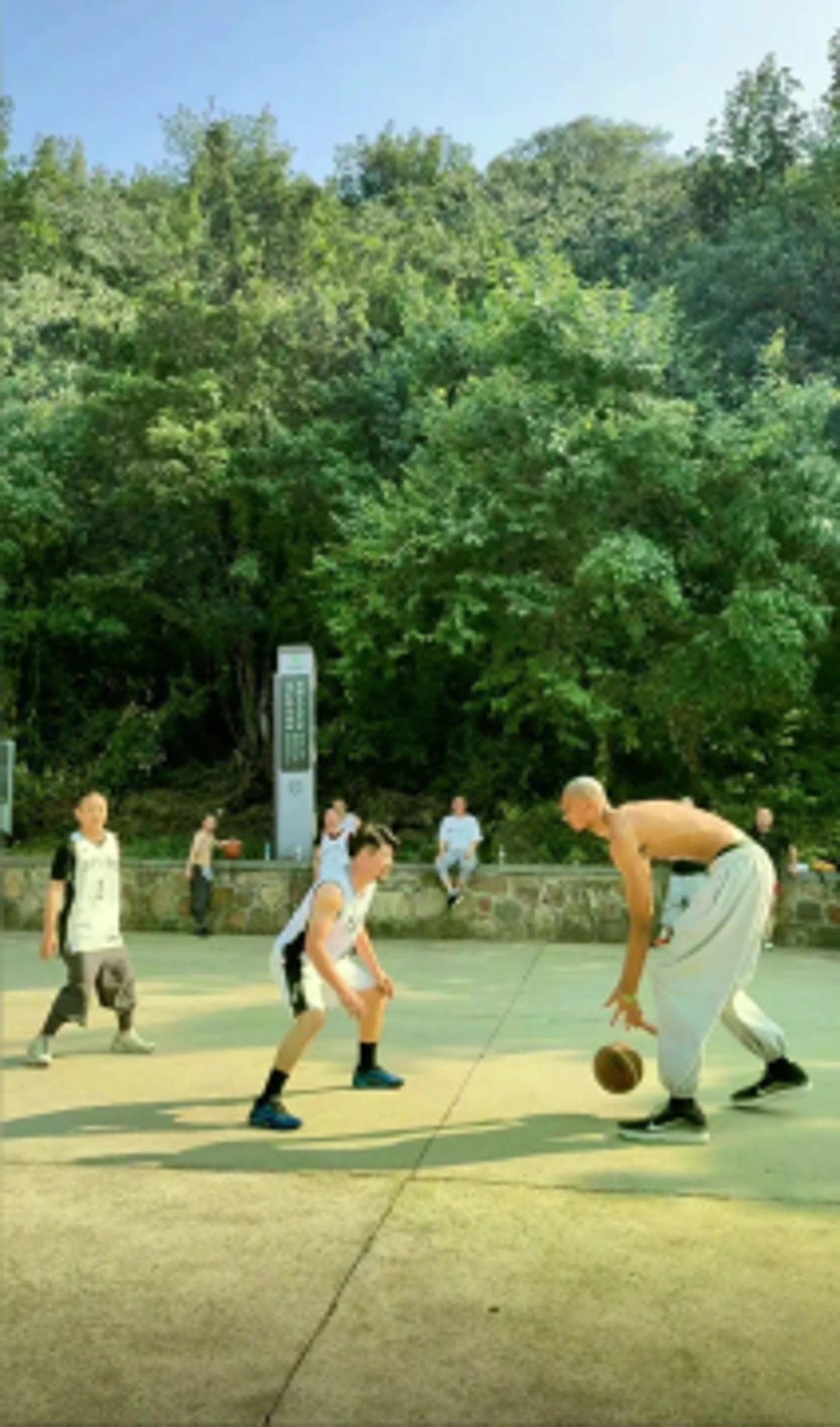 少林籃球來(lái)了文班在少林寺苦修期間也不忘籃球啊