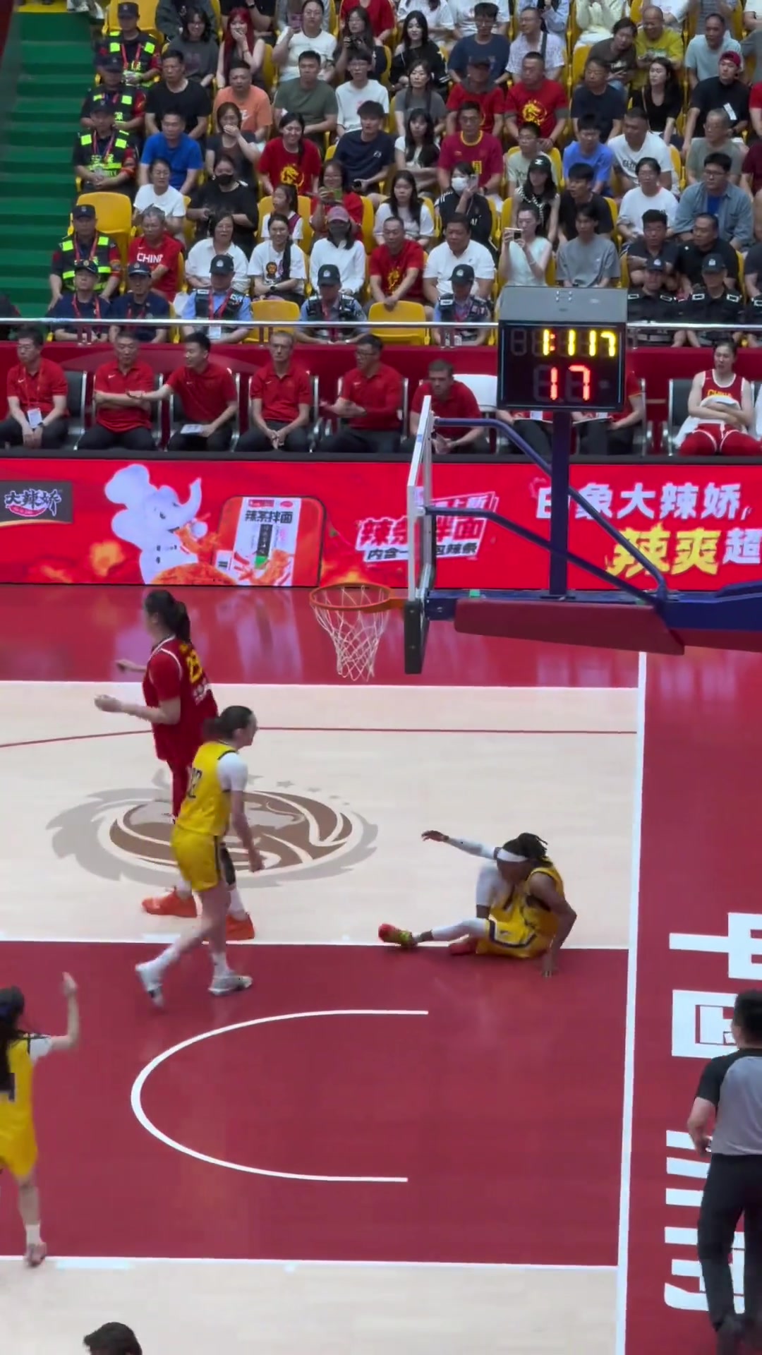 沾上就倒張子宇只是想站個位置而已她有什么錯