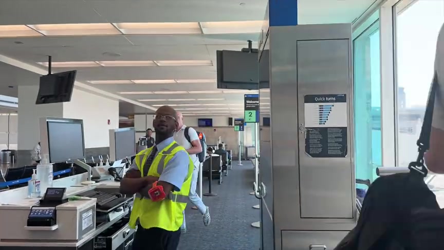 2米以上高個是如何坐飛機的看楊瀚森登機秒變折疊模式