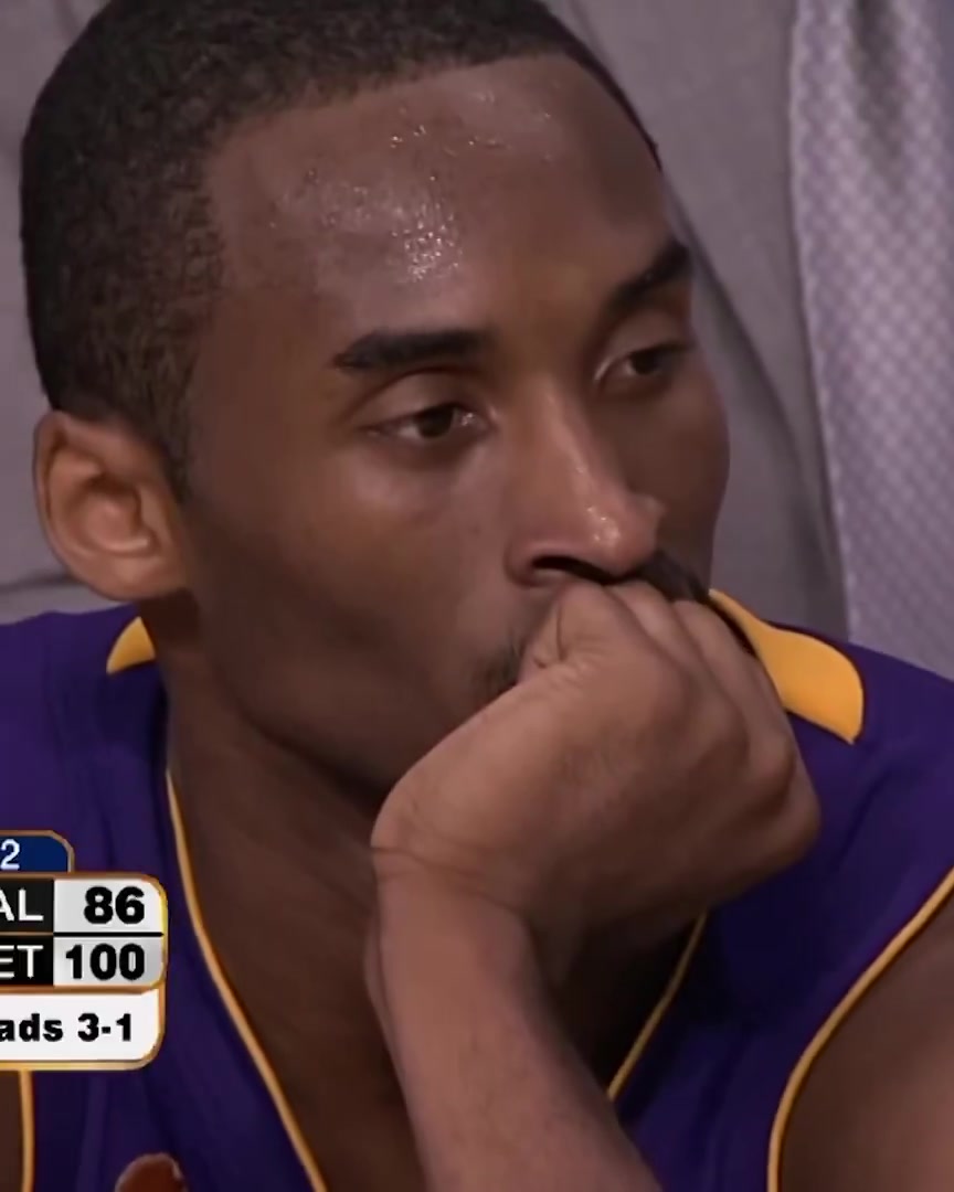 湖人科鯊王朝的最后時刻科比奧尼爾表情凝重目送活塞登頂