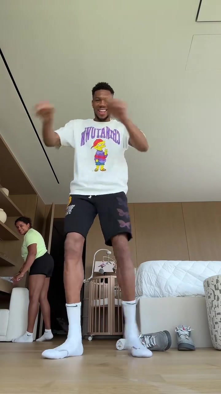 字母哥曬在家逗比自拍 網(wǎng)友發(fā)現(xiàn)盲點扁平足