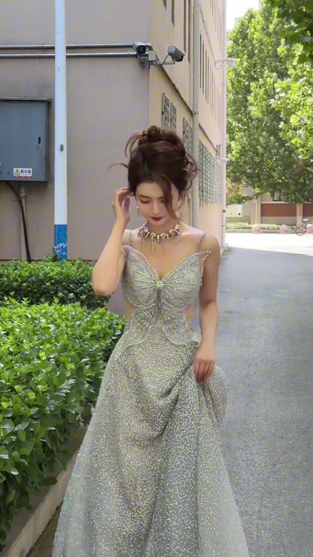 簡(jiǎn)直美到發(fā)光騰訊女主播煉煉雪白的天色忽爾就炎夏