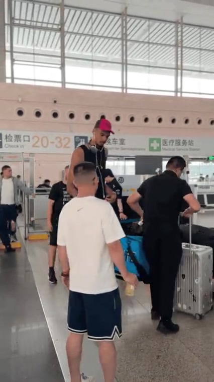 結(jié)束修行文班亞馬在鄭州東站過安檢這真的是鶴立雞群啊