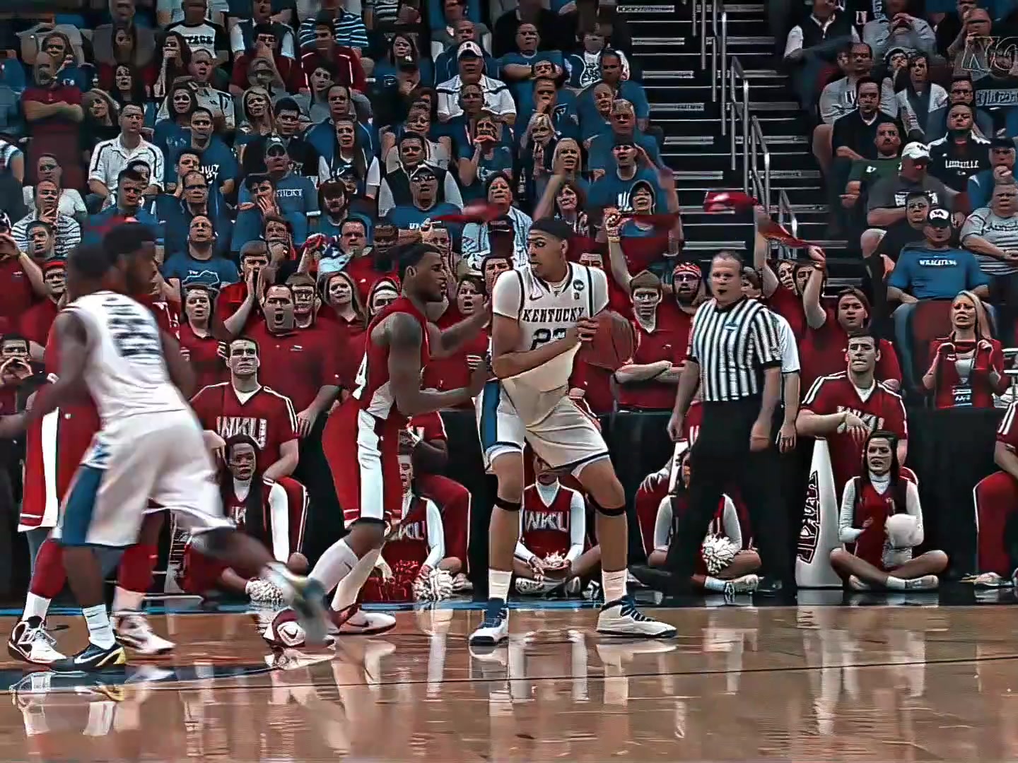 怪不得大學(xué)就能和夢(mèng)之隊(duì)合練大學(xué)時(shí)期的濃眉原來(lái)是這樣打球啊