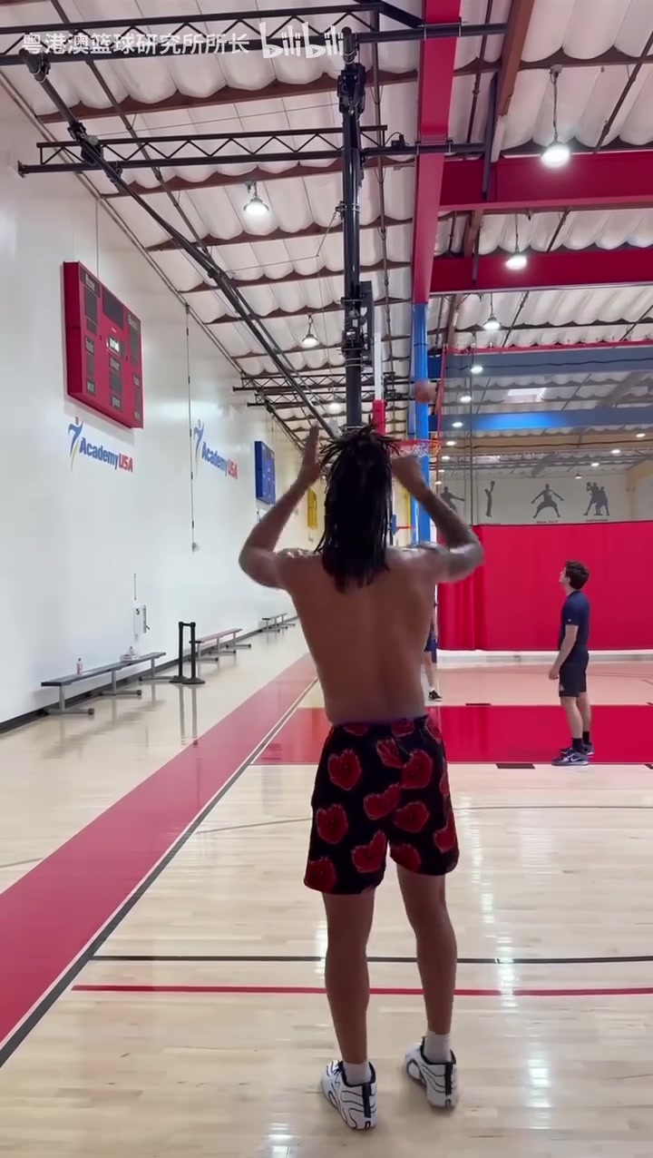 一鏡到底最佳新秀卡斯?fàn)栃葙惼谌智蛴?xùn)練