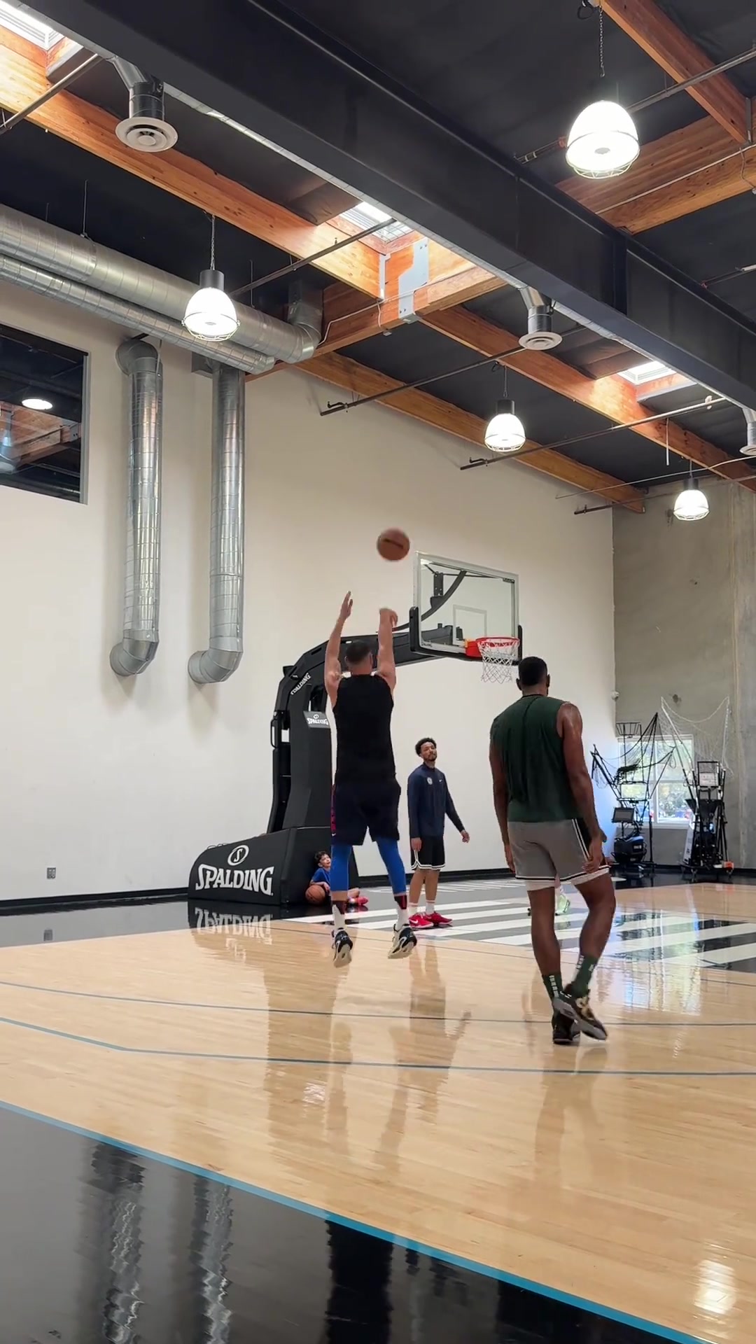 克萊右腿和左腿緯度差距不小呀