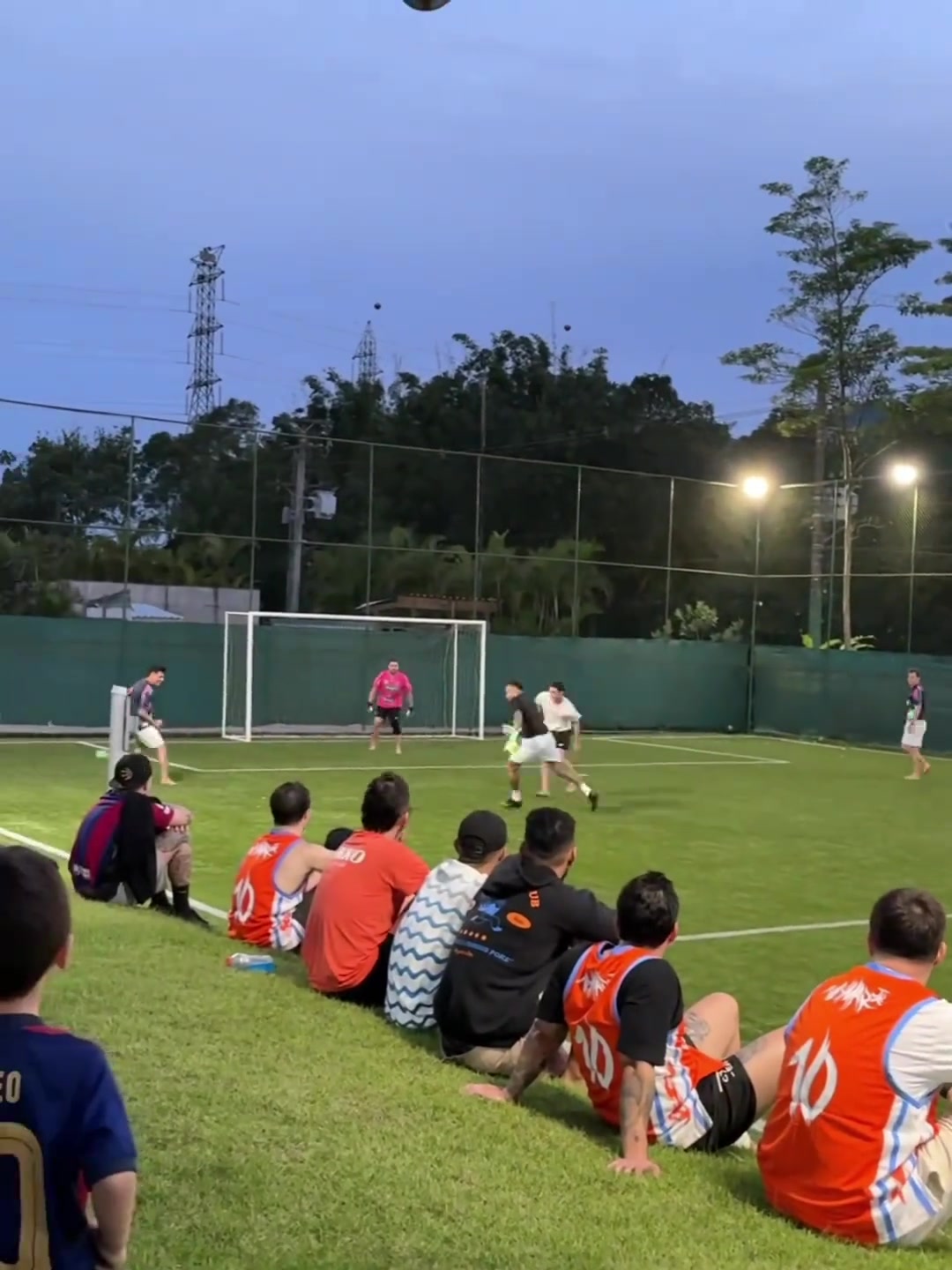 咋都光腳踢內(nèi)馬爾現(xiàn)身野球場踢球竟然帶著門將手套一條龍啊