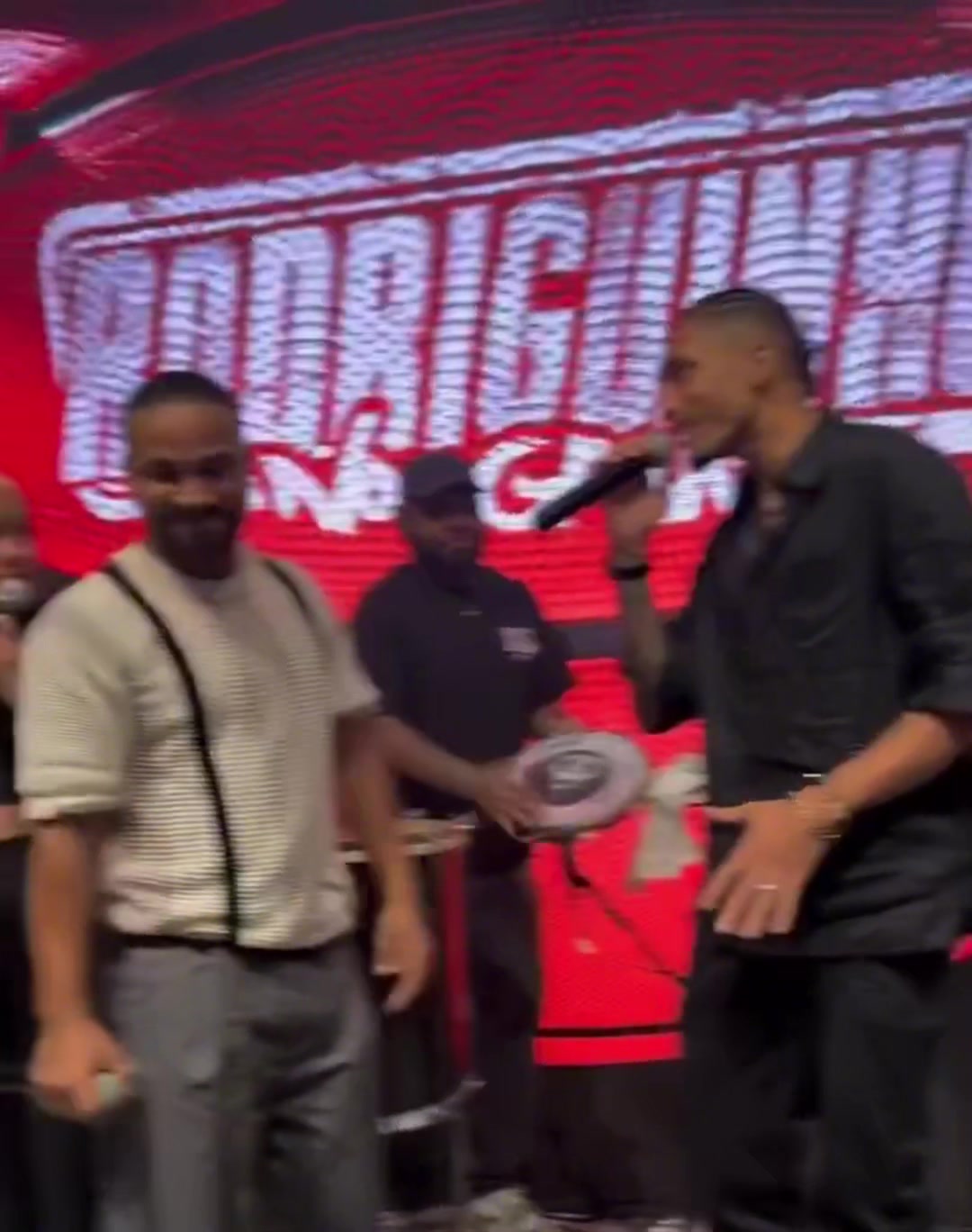 原來拉菲尼亞還很會(huì)唱歌還有什么是這個(gè)男人做不到的嗎