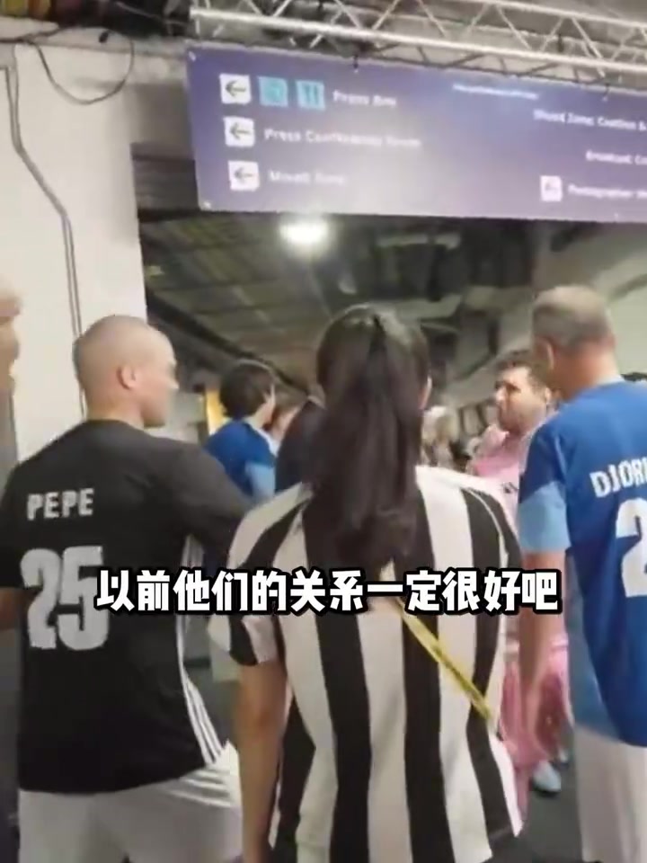 網(wǎng)友惡搞梅西和佩佩握手的時(shí)候不會(huì)聯(lián)想到當(dāng)年的回憶嗎