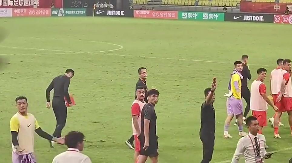 那年究竟發(fā)生什么了國足賽后謝場時(shí)鄭智怒視觀眾席