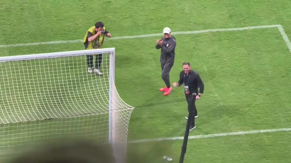 實(shí)拍亞泰主帥蘇亞雷斯賽后謝場工體再現(xiàn)經(jīng)典農(nóng)夫三拳