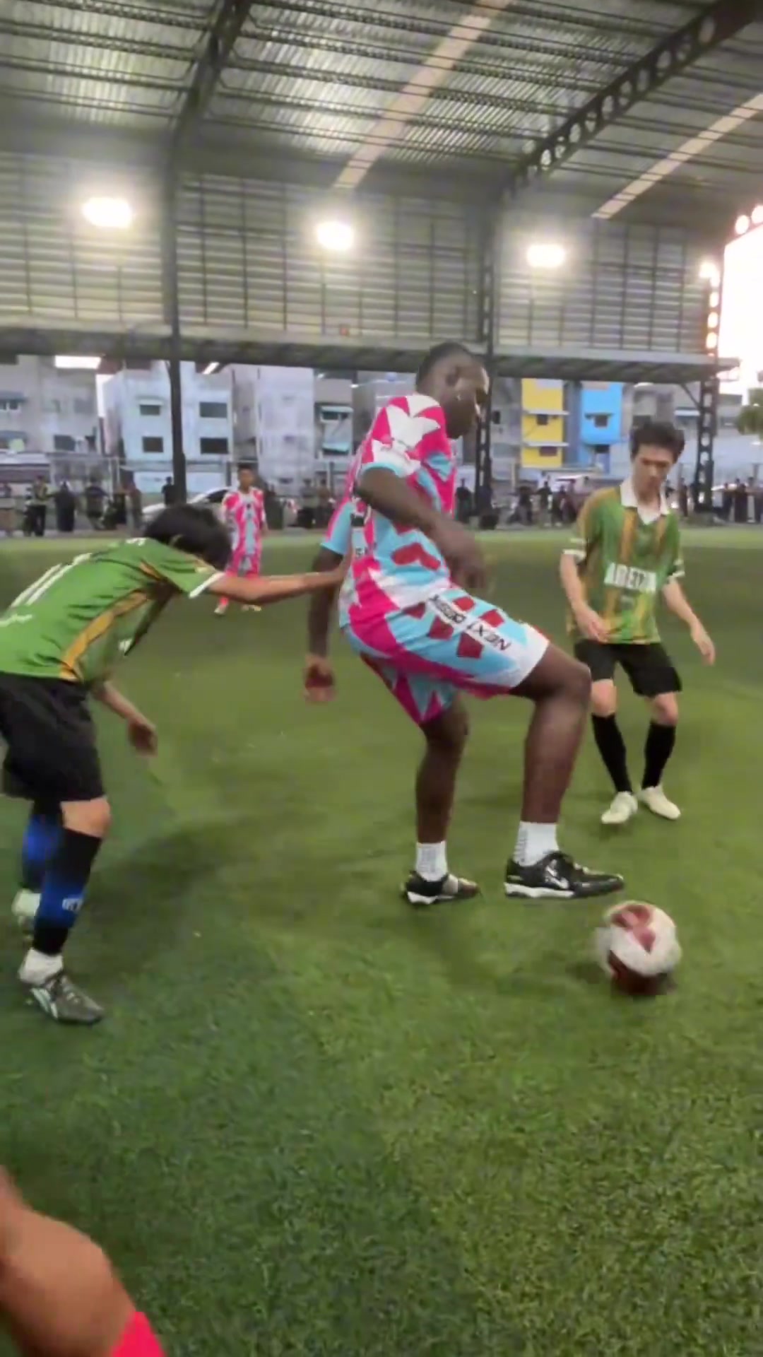 欺負(fù)小朋友巴神現(xiàn)身泰國野球場炸魚