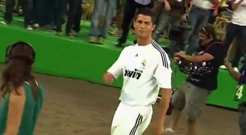 C羅別說(shuō)話讓我吻你女記者這邊也要親