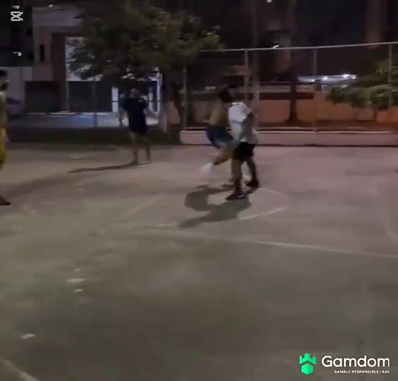 亂殺了孩子們庫尼亞回到巴西老家和朋友踢起五人制野球