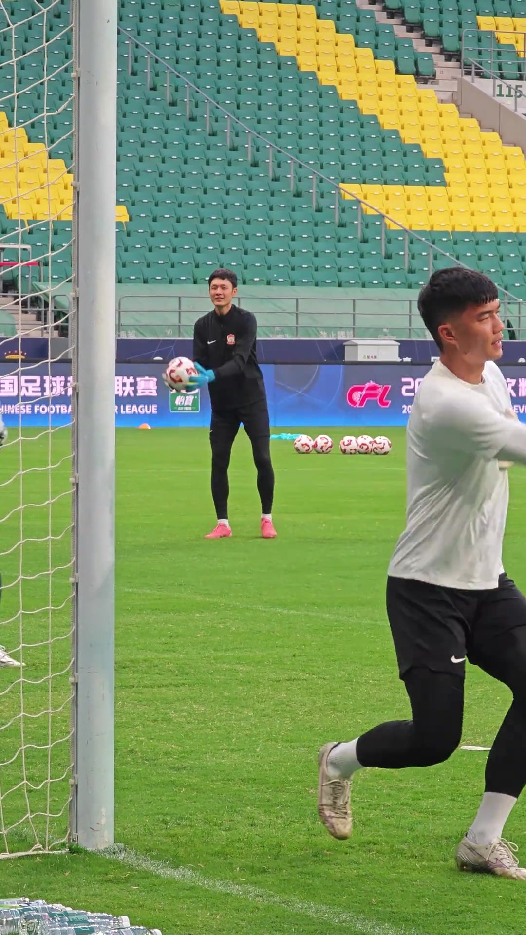 故地重游實拍邵佳一和楊智率領(lǐng)西海岸眾將在工體踩場熱身