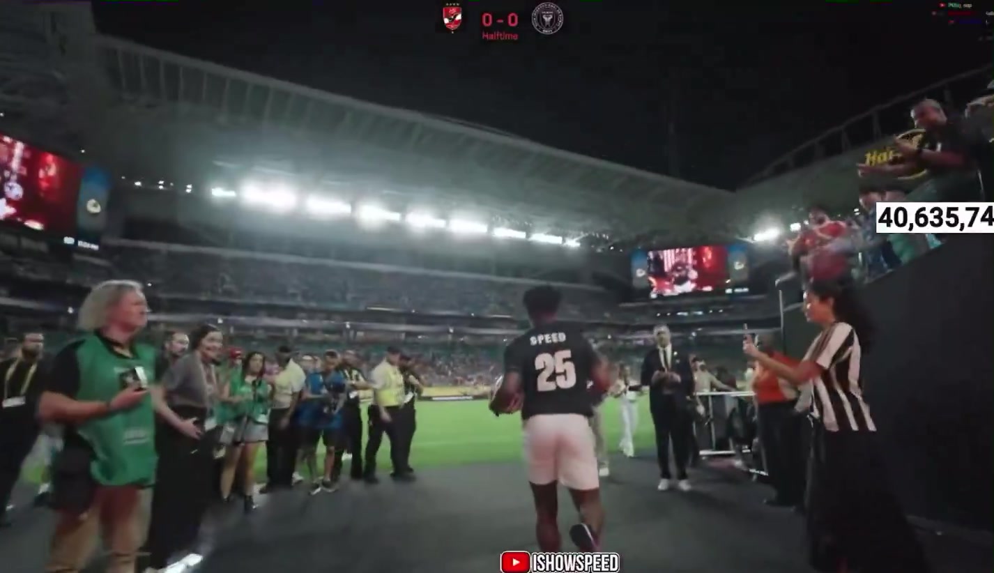 甲亢哥是真有牌面和梅西在同一個球場上踢球觀眾們瘋狂了