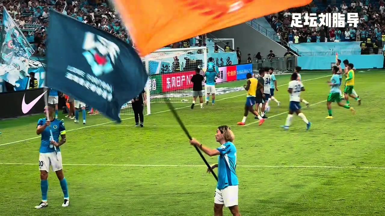 勝敗兩重天深圳新鵬城球員賽后熱情慶祝申花替補(bǔ)球員默默加練