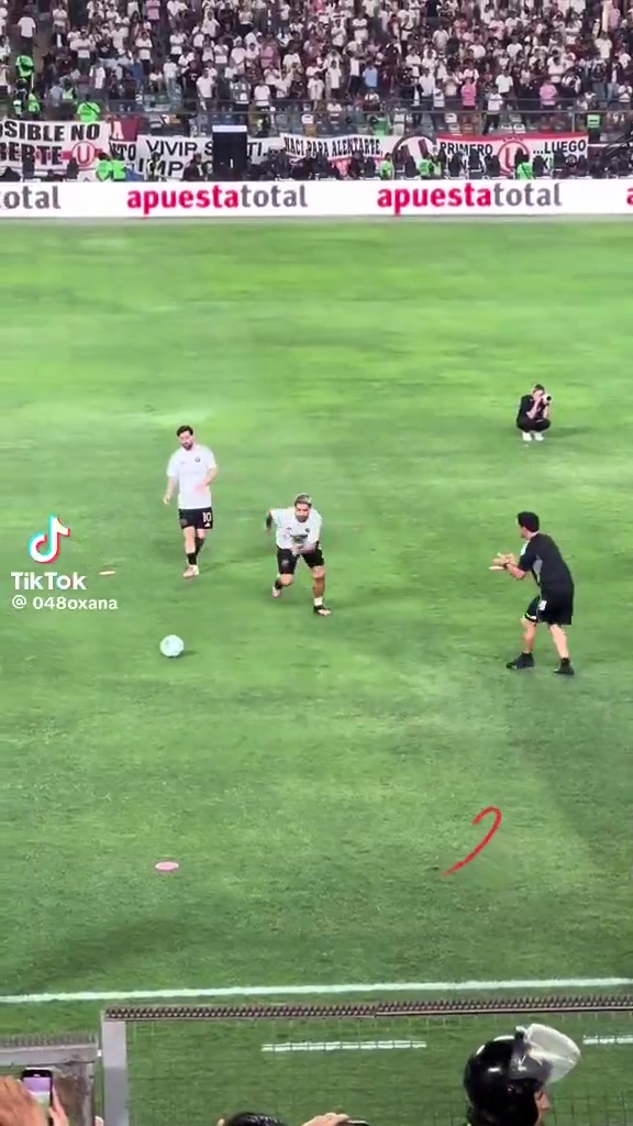 老頭互練梅西和蘇亞雷斯互相喂球但蘇亞雷斯這是真跑不了了