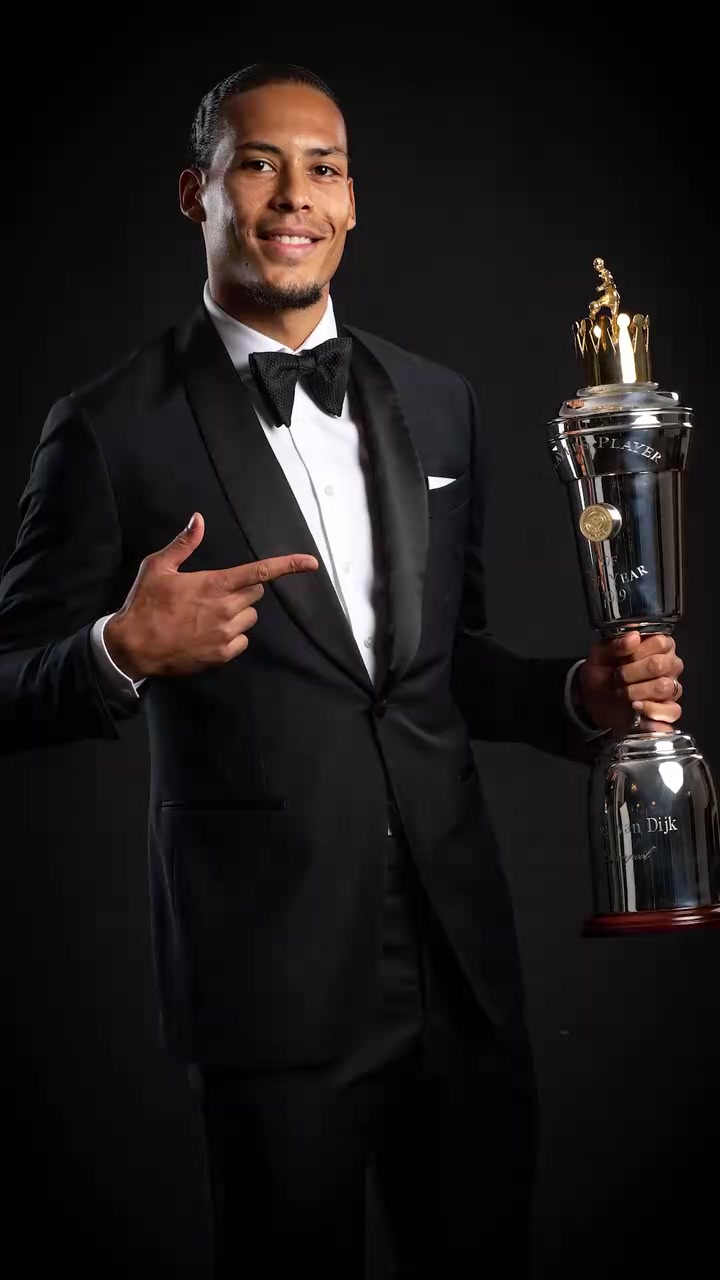 歡迎來到英超官方回顧過去20年的PFA獲獎?wù)呙麊? title=