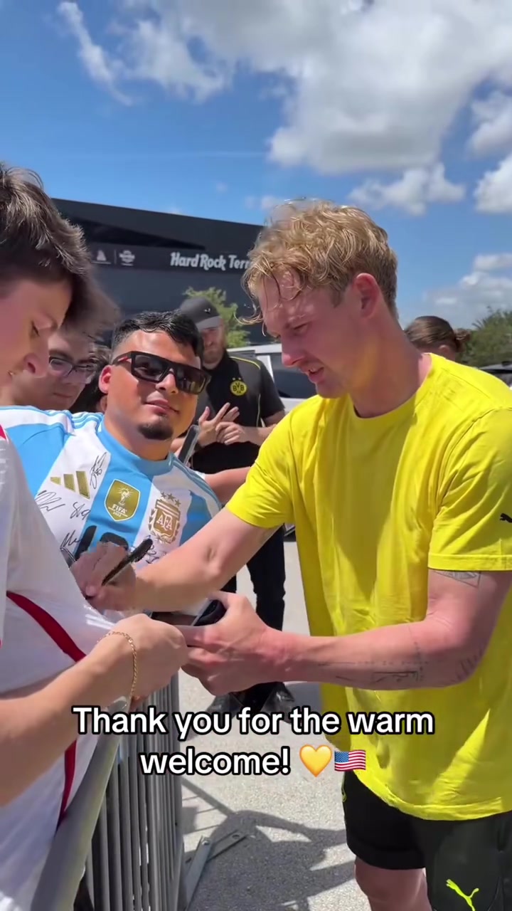 簽滿別人名字的阿根廷10號球衣直拍多特球員與球迷們互動