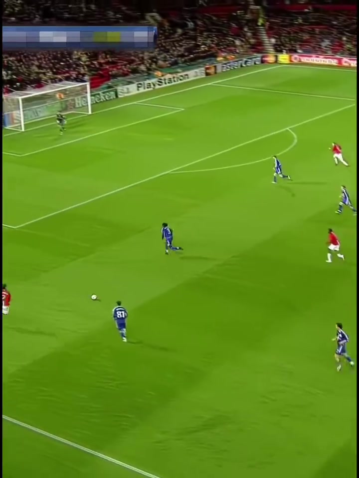 羅納爾多磕球C羅這球?qū)嵲谔?jīng)典了看臺(tái)上的弗格森看開(kāi)心了