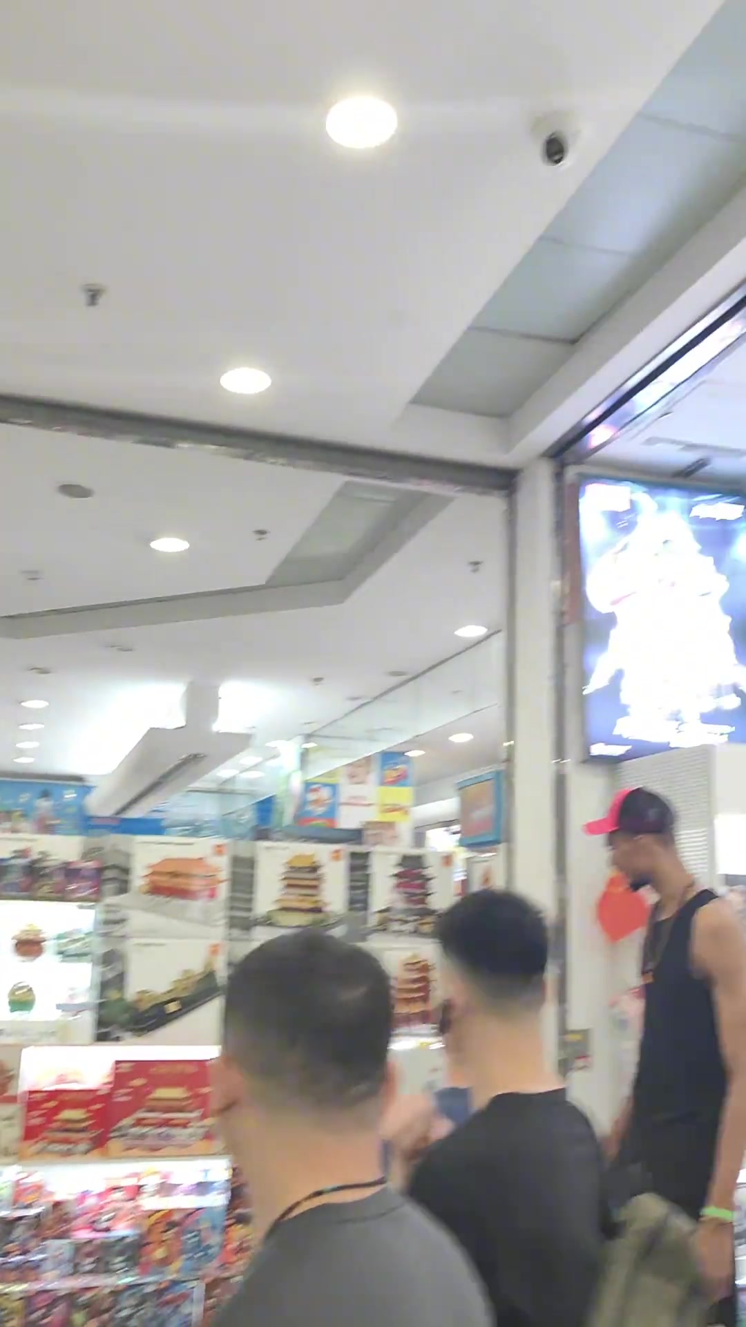 這歲數(shù)確實還算大孩子文班在王府井逛商場