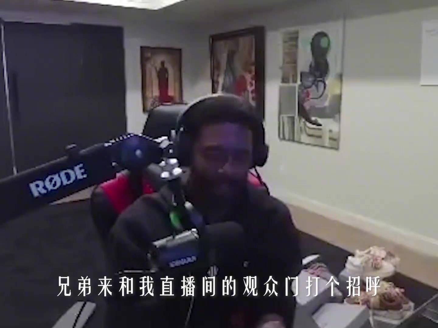 像極了放暑假約游戲的好兄弟歐文直播打游戲時(shí)接到濃眉視頻電話(huà)