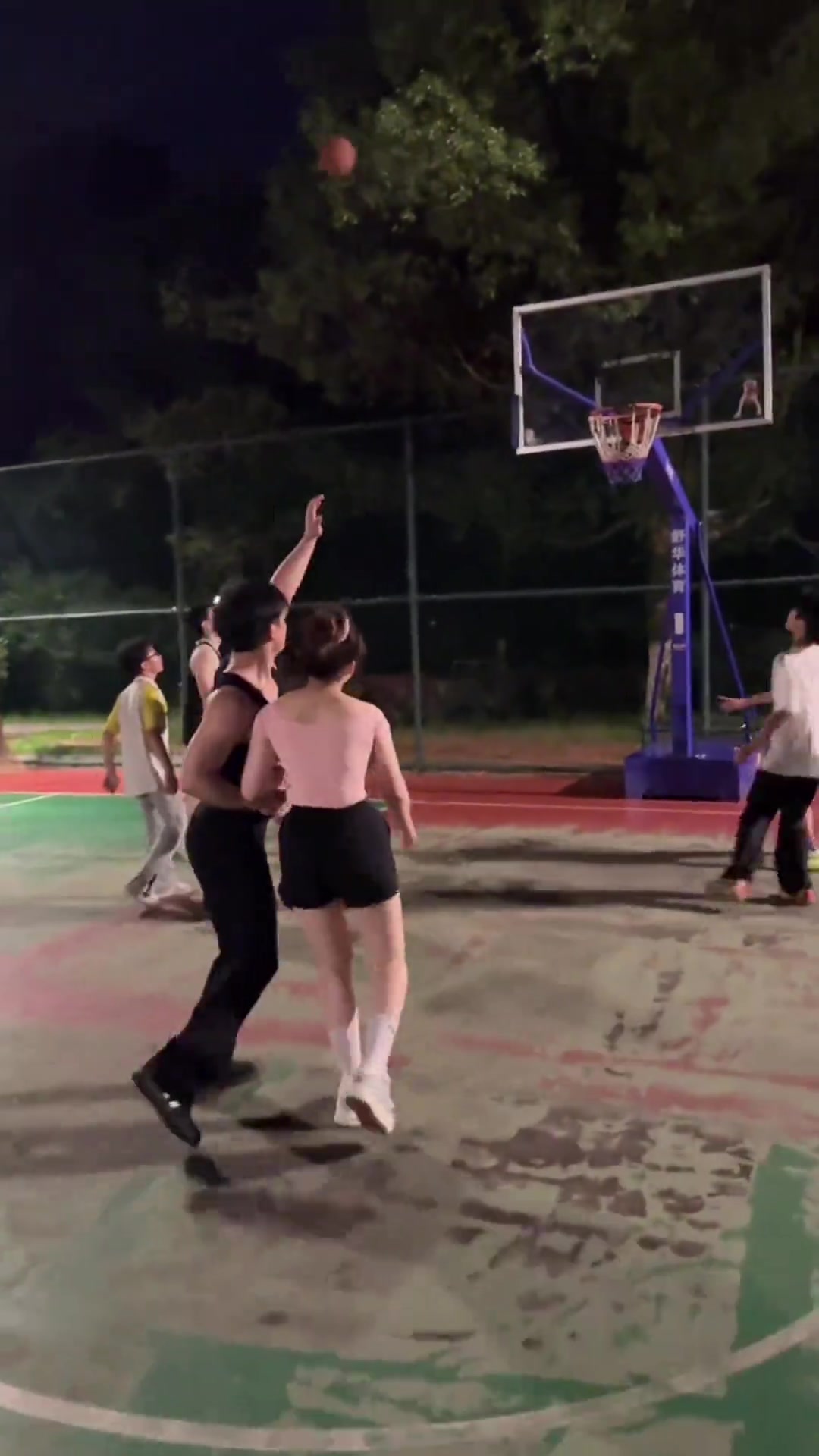 小姐姐野球場(chǎng)和一群壯漢搶籃板這算不算墊腳犯規(guī)