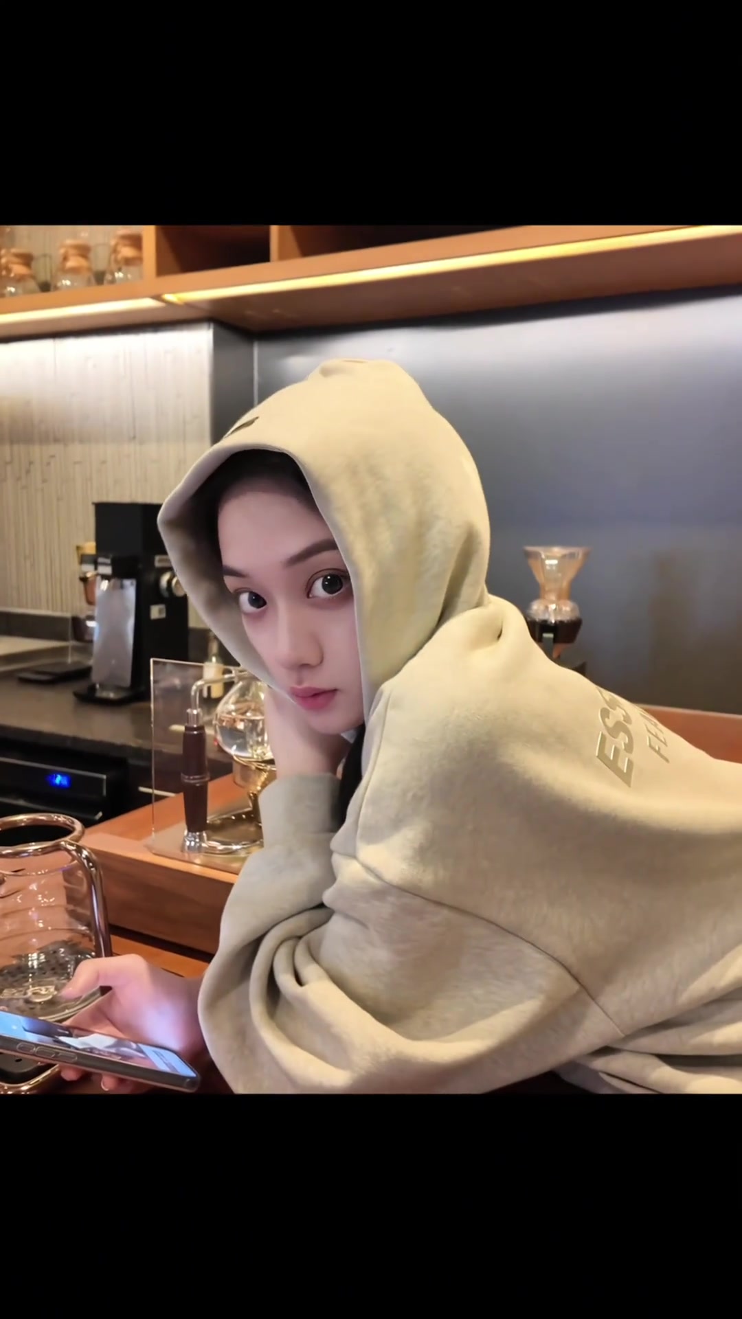 真颯美女主播婧雯一身休閑帽衫穿搭帥是一種天賦