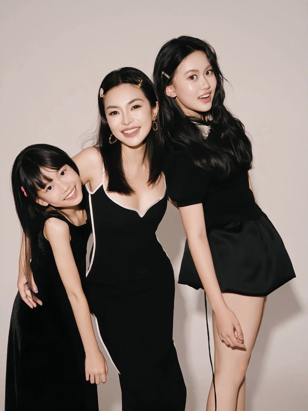 劉維偉糊涂啊劉維偉老婆曬和兩個(gè)女兒寫真照我們的全家福2.0版本