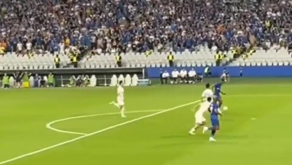 申花球迷說(shuō)了幾遍了不要把球給馬萊萊不要給他不要給他..