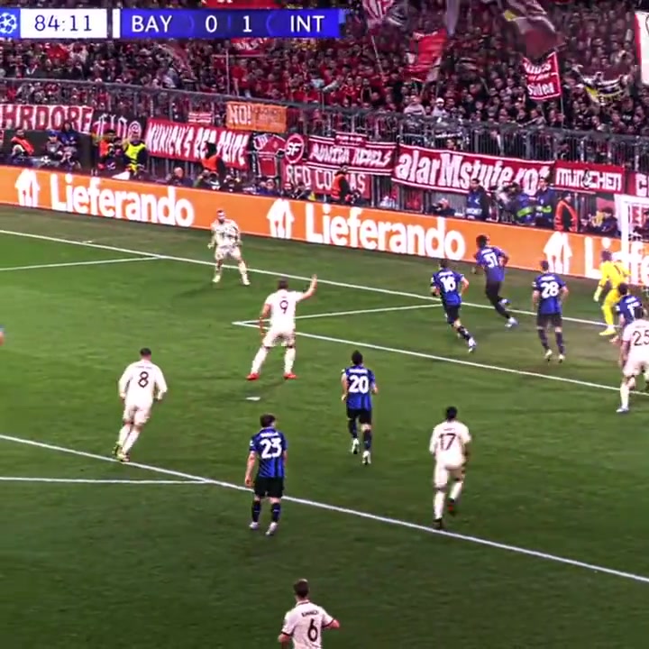 總能出現(xiàn)在該出現(xiàn)的位置穆勒只要在場(chǎng)上一分鐘就會(huì)竭盡全力