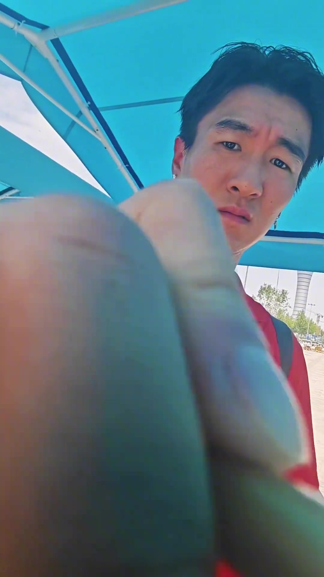 表情扭曲韋世豪頂著大熱天給球迷簽名濟南中午像火爐